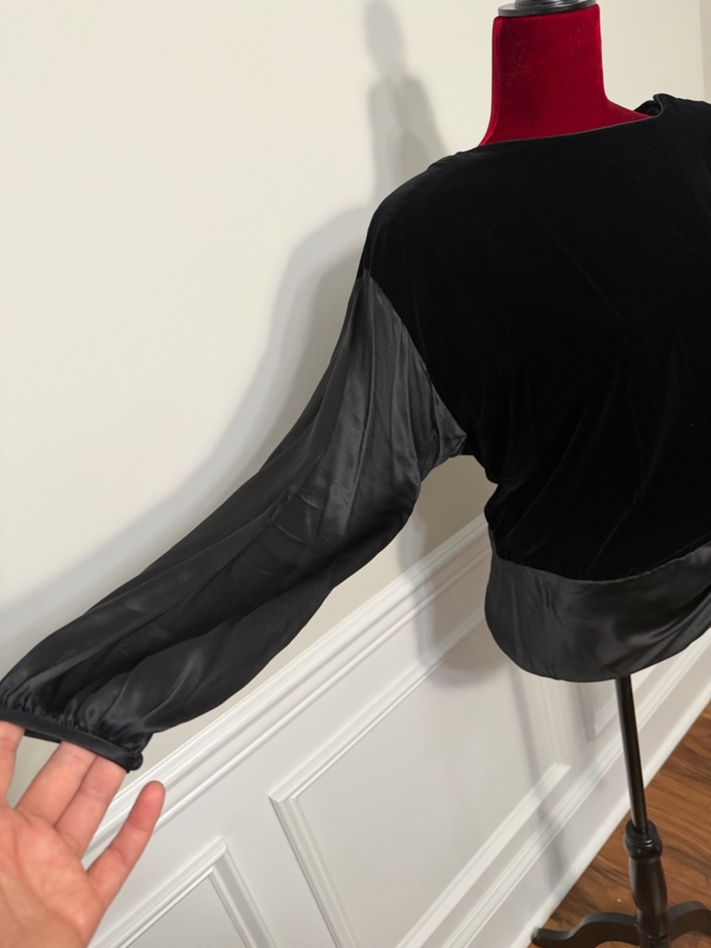 Vintage 1980-1990 Levante black velvet and satin evening blouse. - Picture 2 of 8